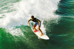 英超争冠白热化，曼城、阿森纳、利物浦三强鼎立，末轮悬念迭起